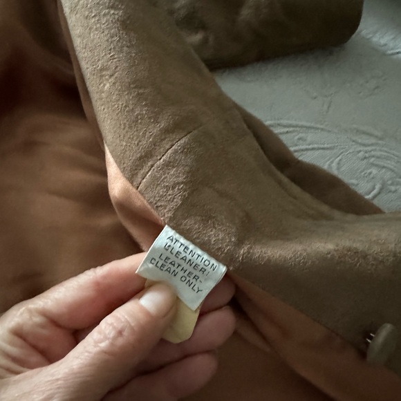 Immaculate natural suede color coat with real fur collar.
Size M - Picture 7 of 9